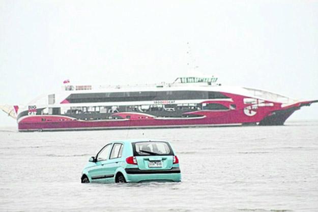 Japanese-students-follow-rental-car's-navigation-system-straight-into-the-ocean