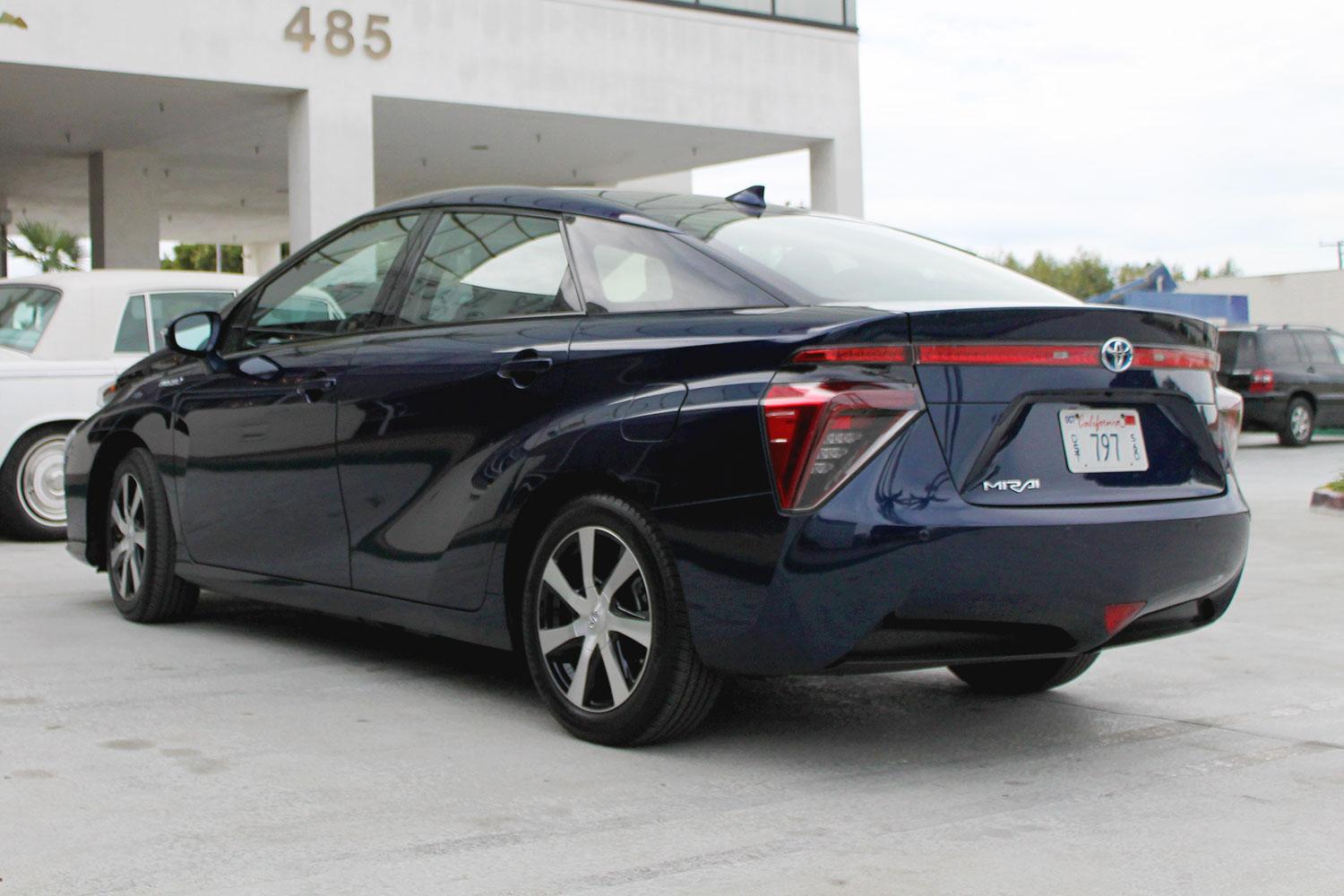 2015 car of the year awards 2016 toyota mirai back angle 2