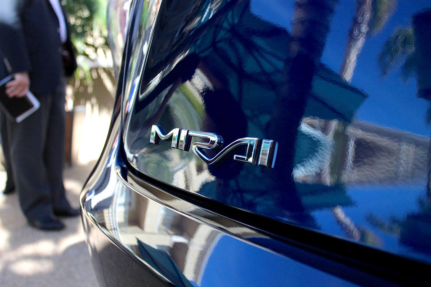 2015 car of the year awards 2016 toyota mirai badge