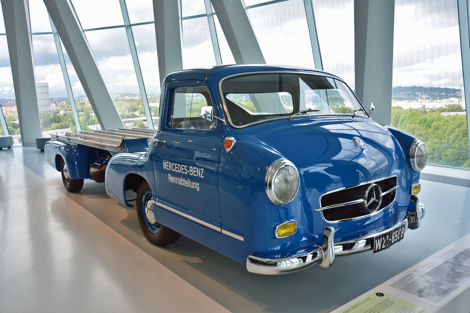 mercedes benz museum stuttgart pictures history ronan glon renntransporter 3