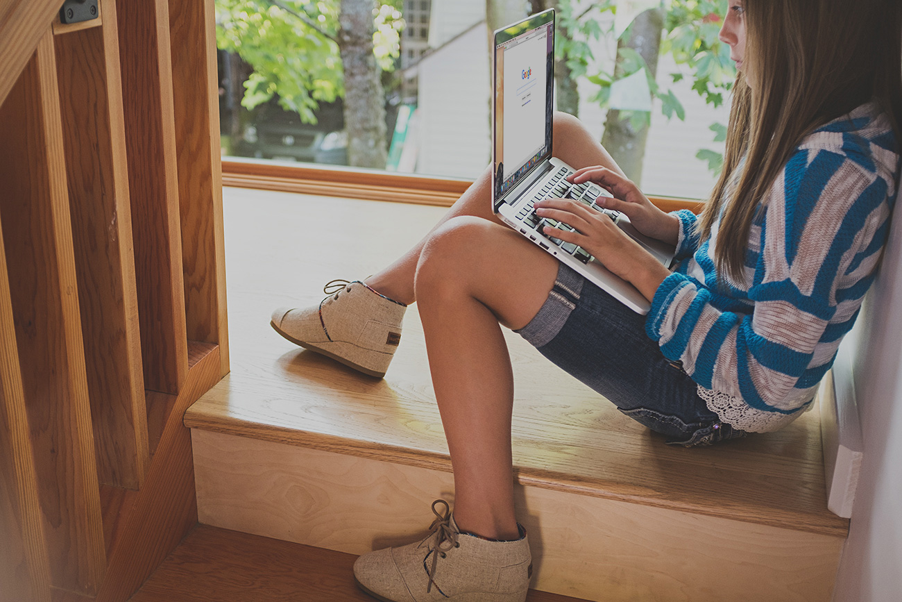 circle with disney circel girl on stairs laptop