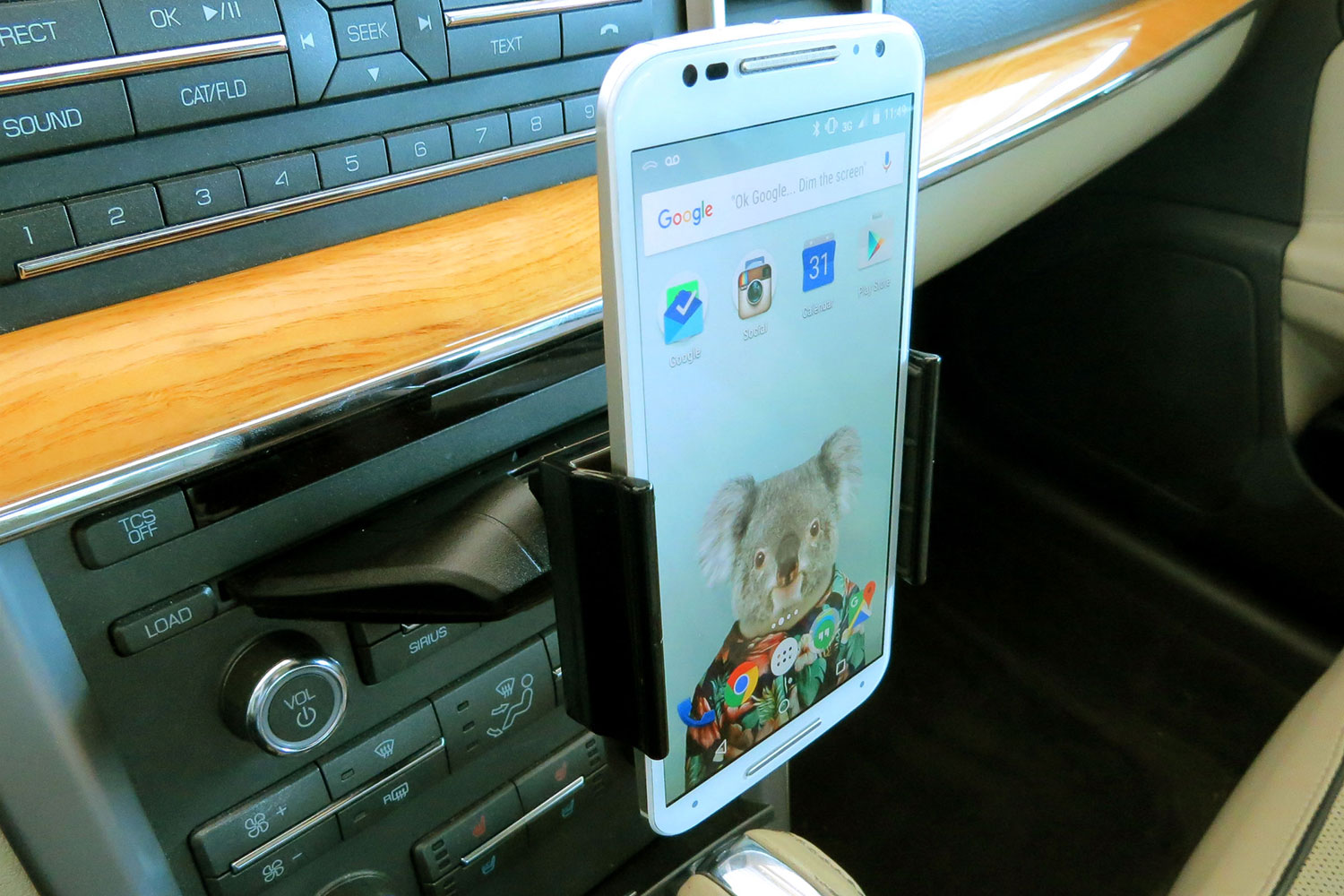 hands on satechi car mounts and accessories universal smartphone tablet cd slot