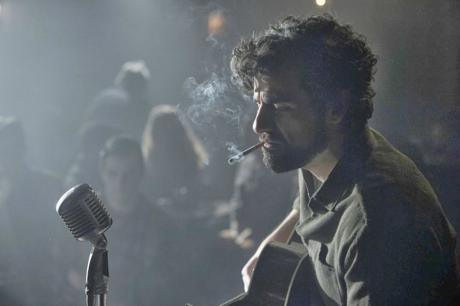 A man sings in Inside Llewyn Davis.