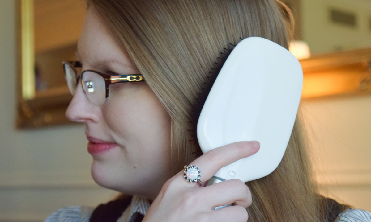 withings kerastase hairbrush ces 2017 brush 01