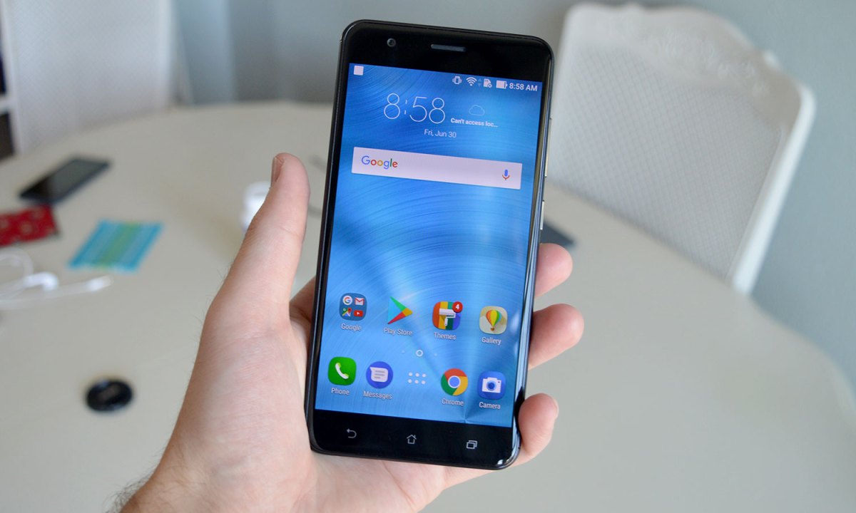 Asus Zenfone 3 Zoom in hand