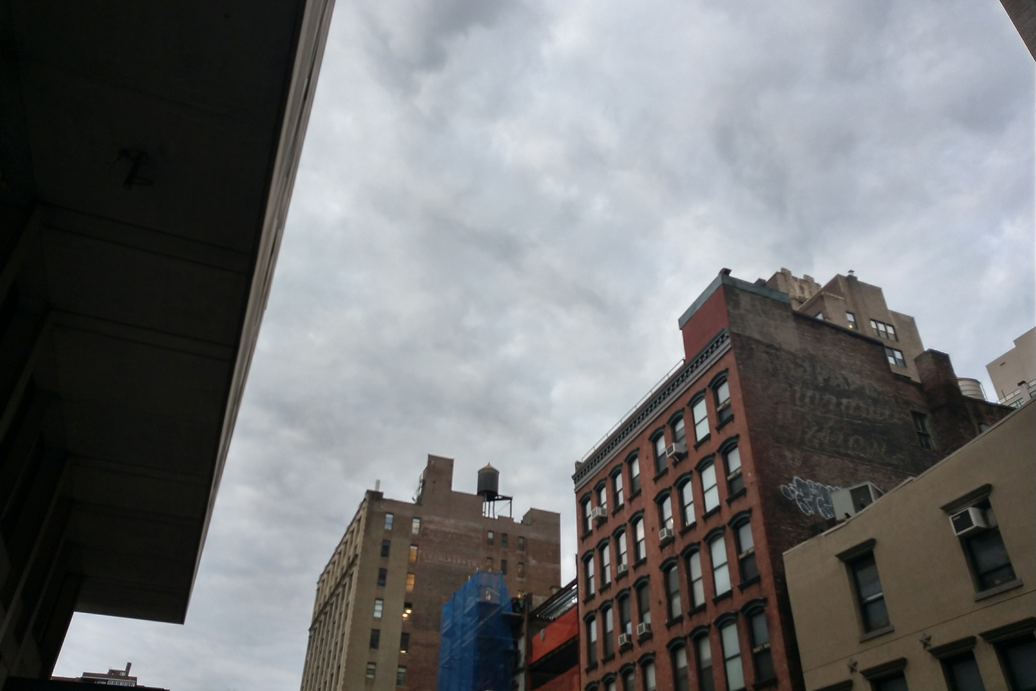 HTC U11 Life review camera sample buildings sky