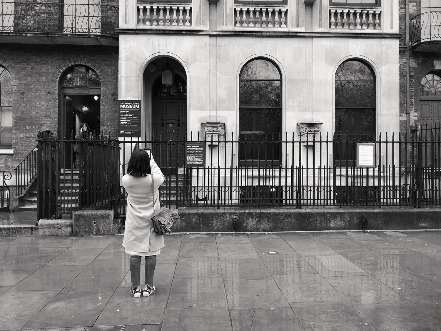 huawei p20 pro review sample photo bw woman 2