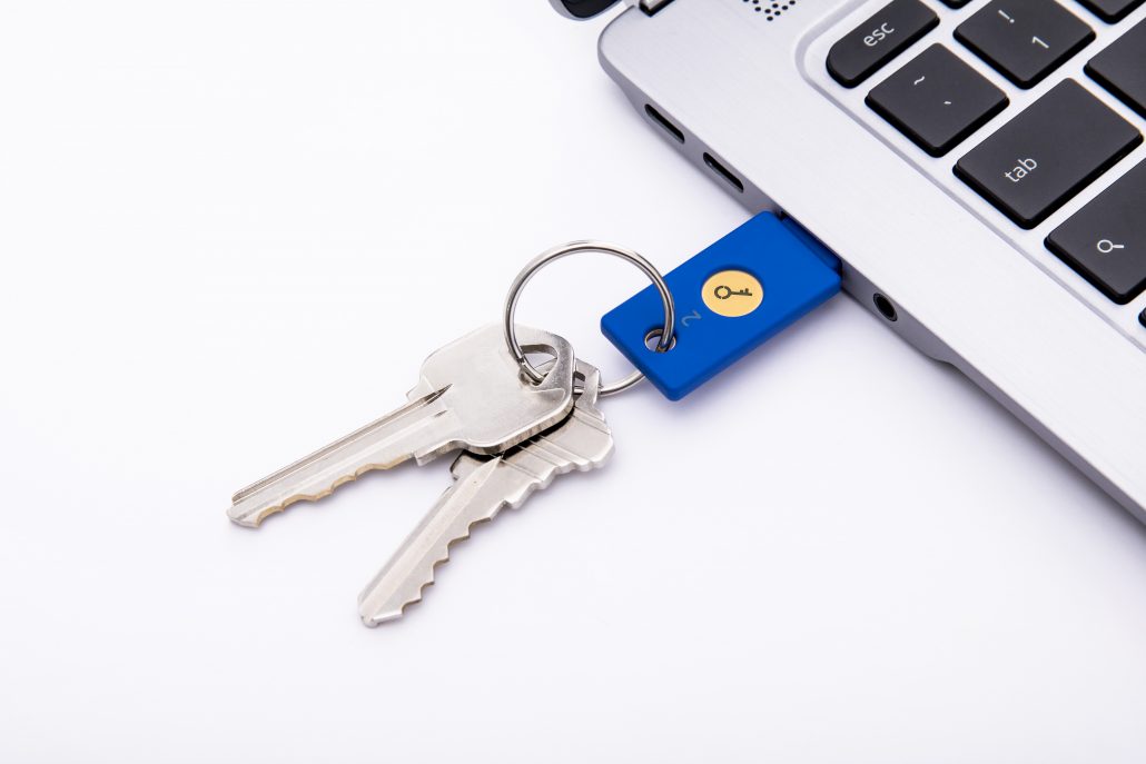 yubikey iphone fido keychain5 cc 1030x687