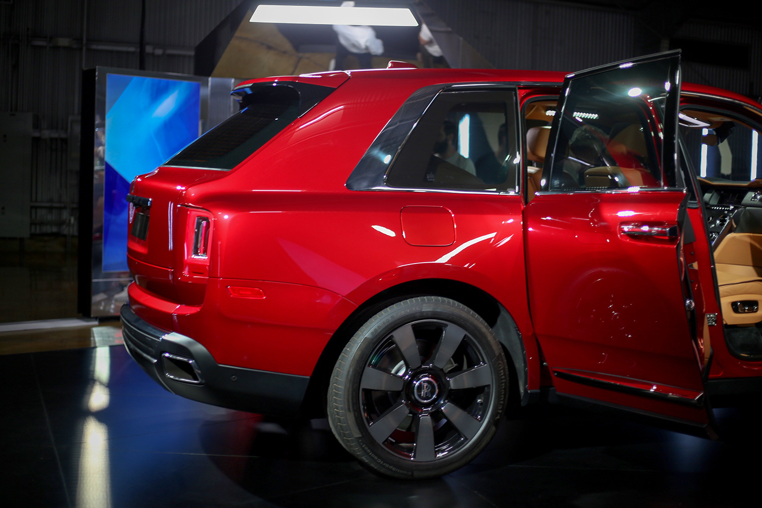 rolls royce cullinan back
