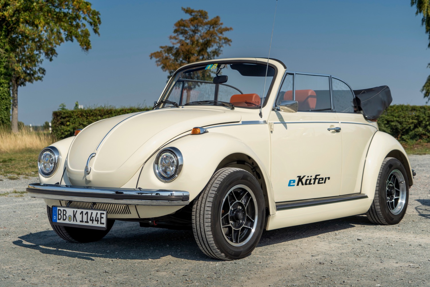 volkswagen updates classic beetles with modern electric powertrains e beetle