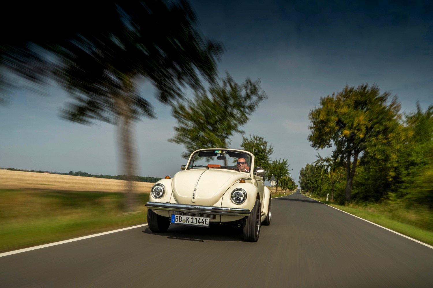 volkswagen updates classic beetles with modern electric powertrains e beetle
