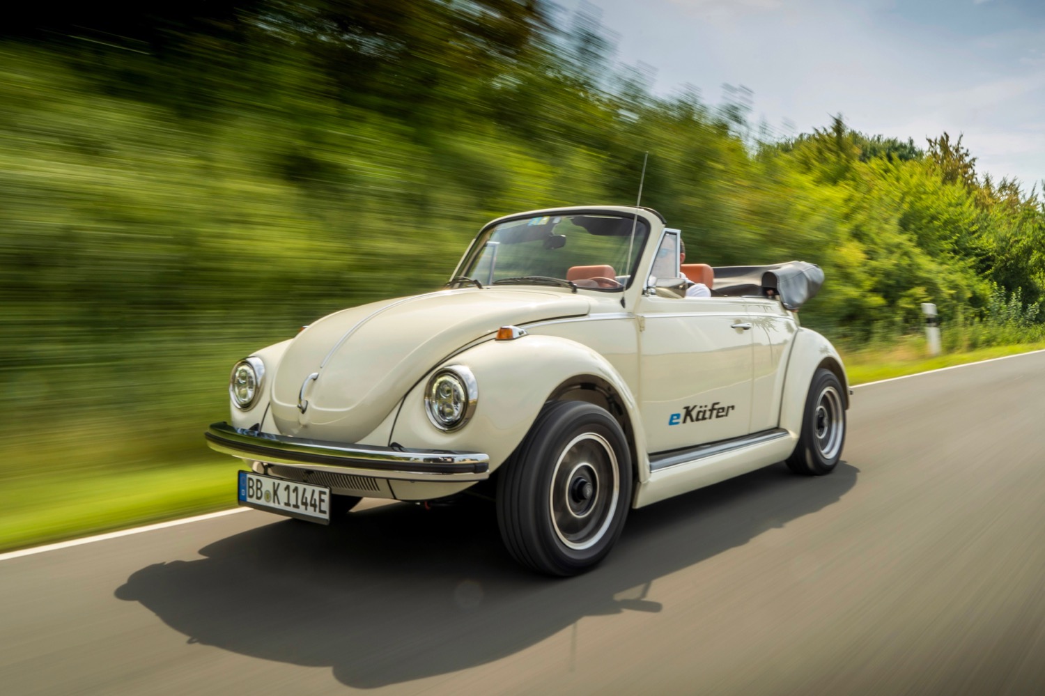 volkswagen updates classic beetles with modern electric powertrains e beetle