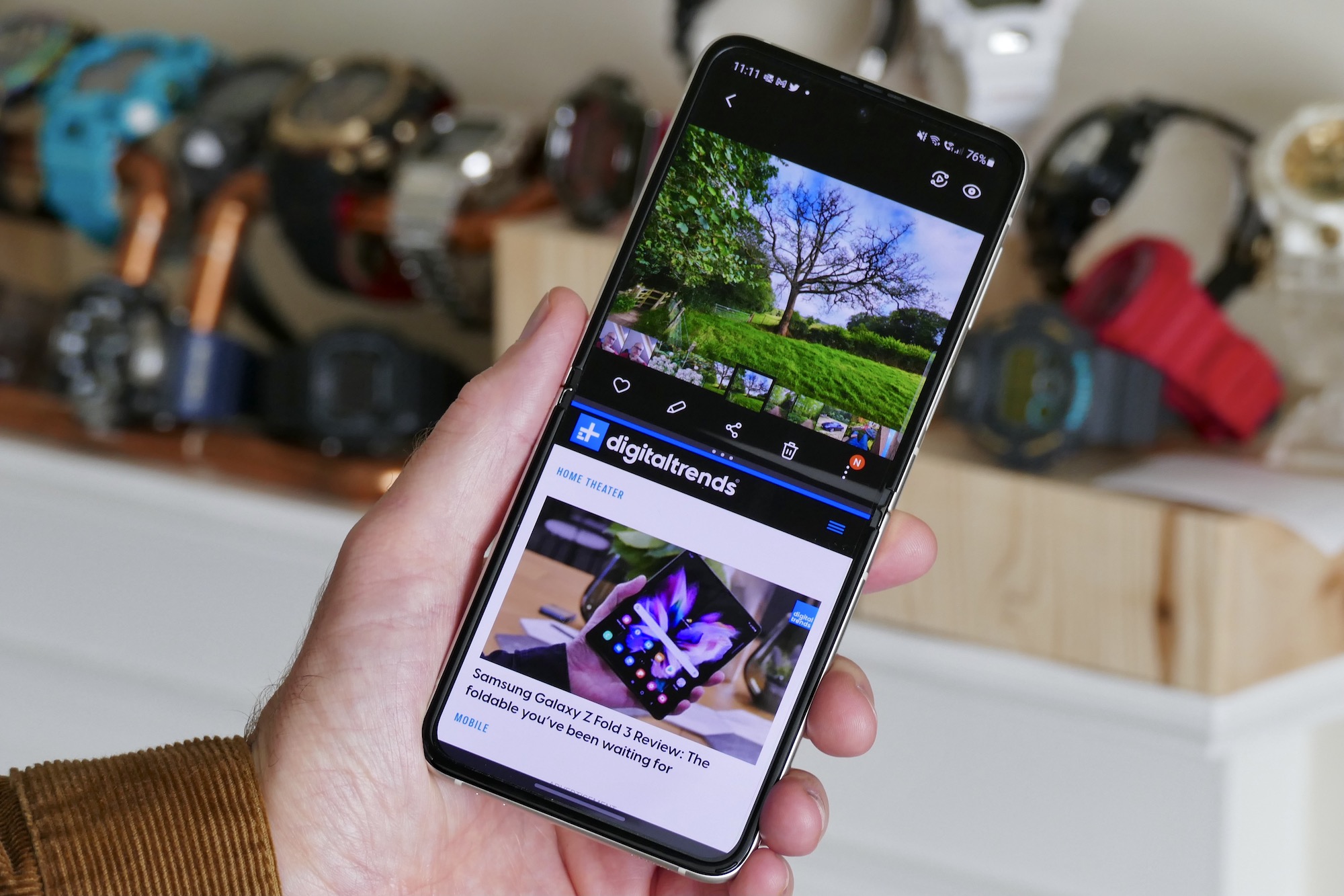 Multi tasking on the Galaxy Z Flip 3.