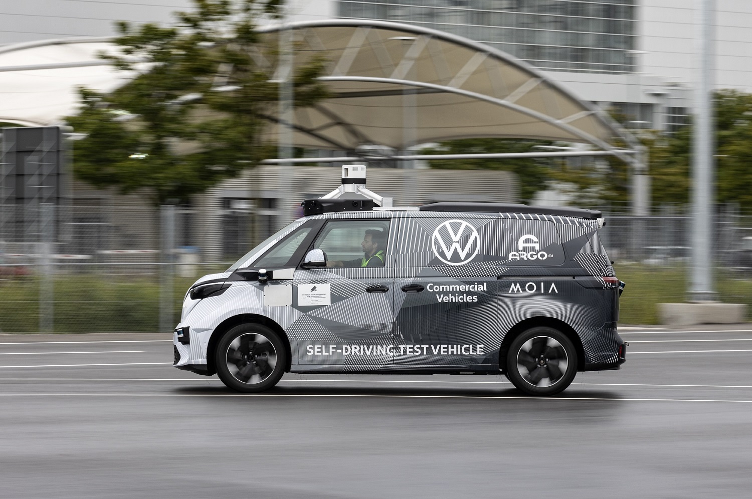 volkswagen unveils argo ai powered id buzz ad electric van