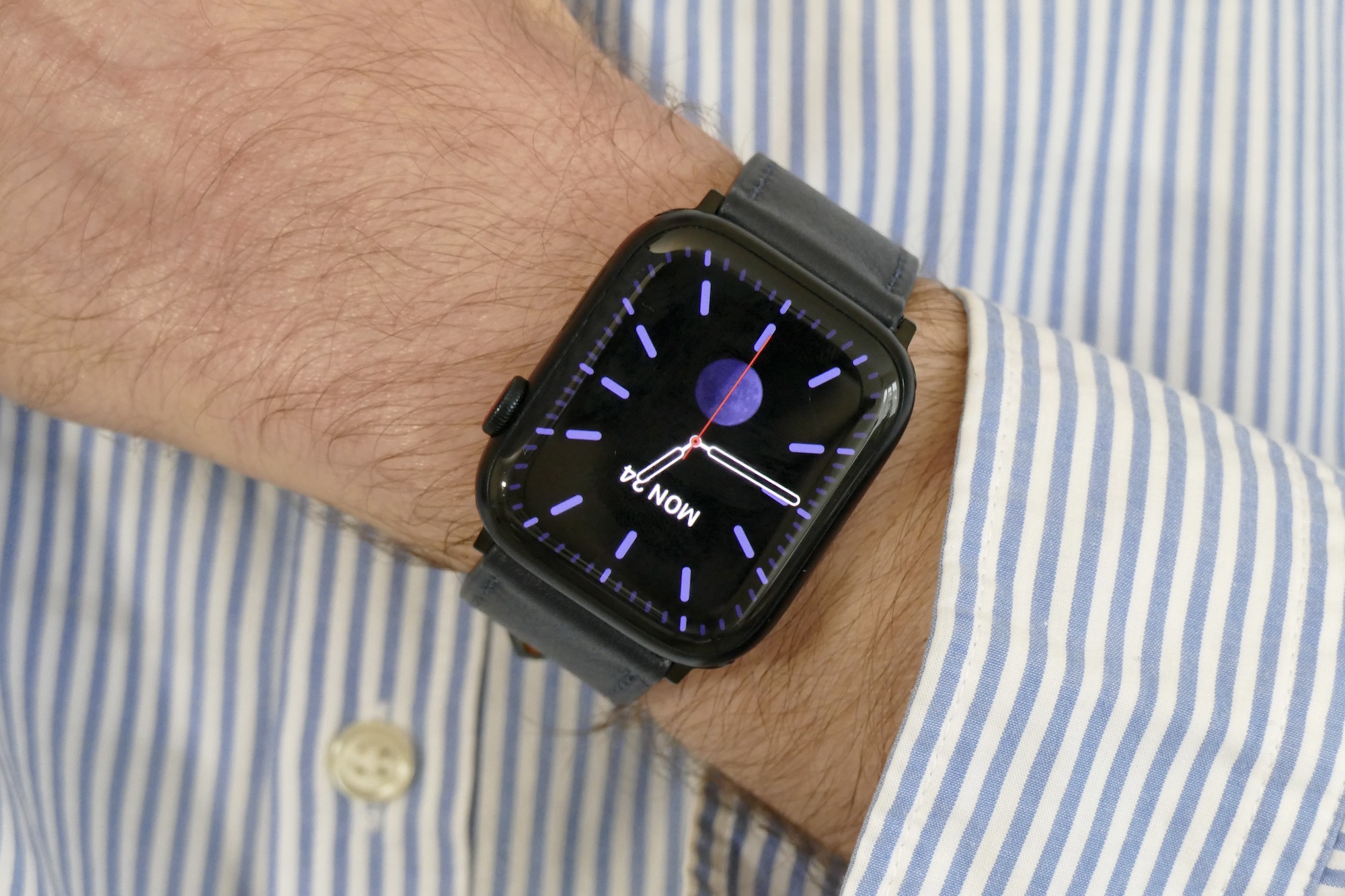 Noreve leather Apple Watch band front view.