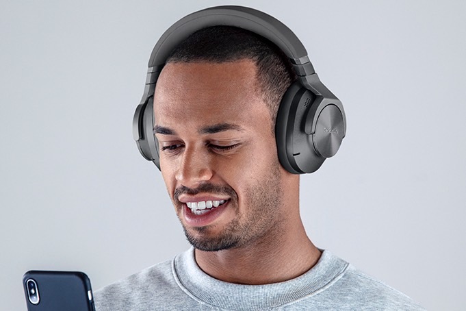 Man wearing Technics EAH-A800.