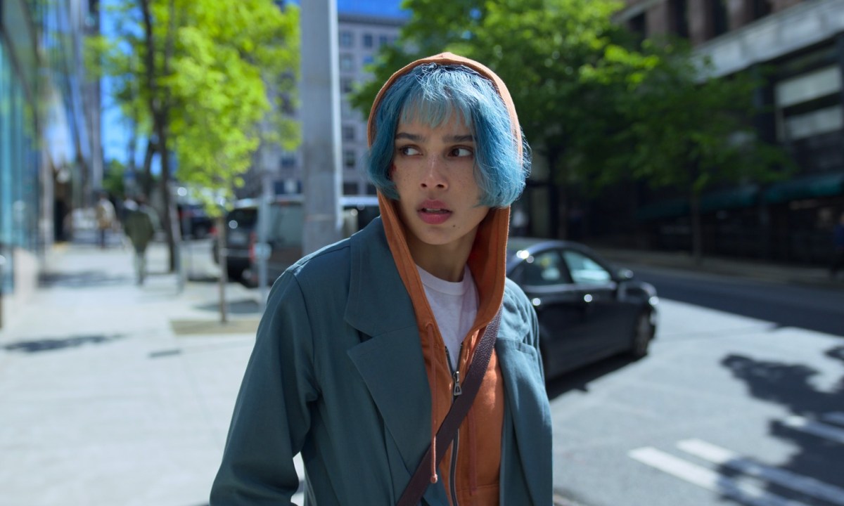 Zoe Kravitz walks down a street in Seattle in a scene from KIMI.