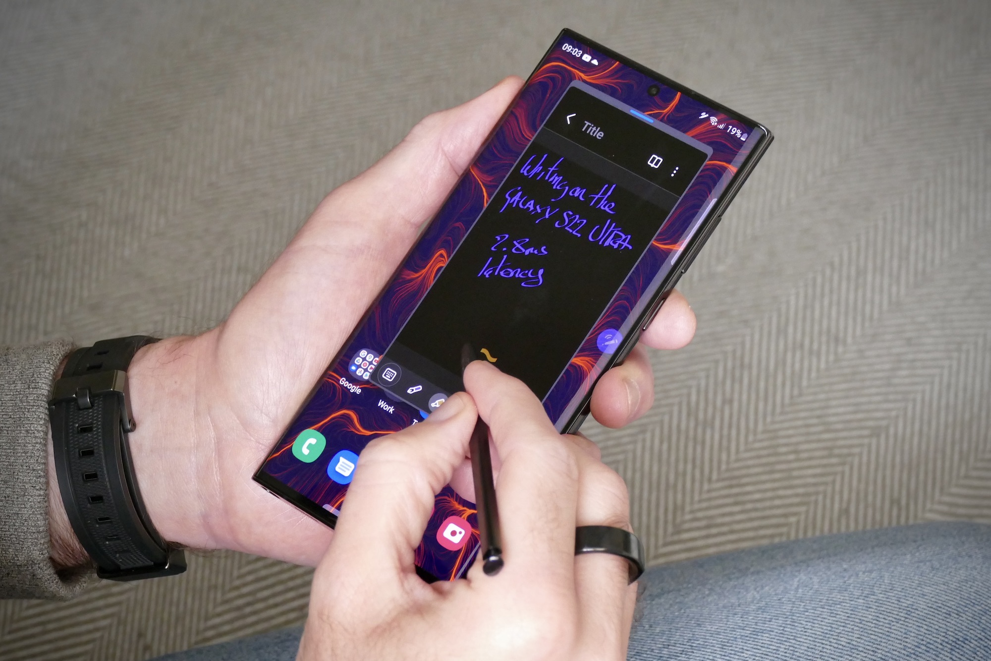 Using the S Pen on the Galaxy S22 Ultra.