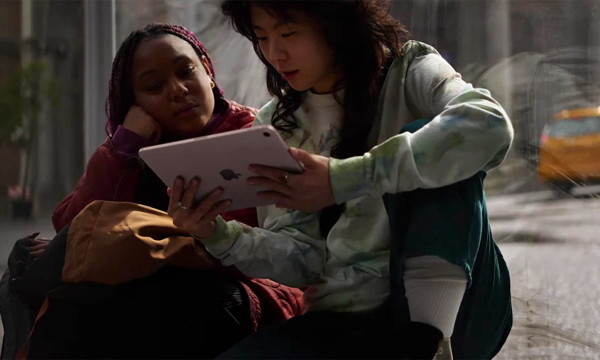 iPad Air 2022 lifestyle image with kid using tablet.