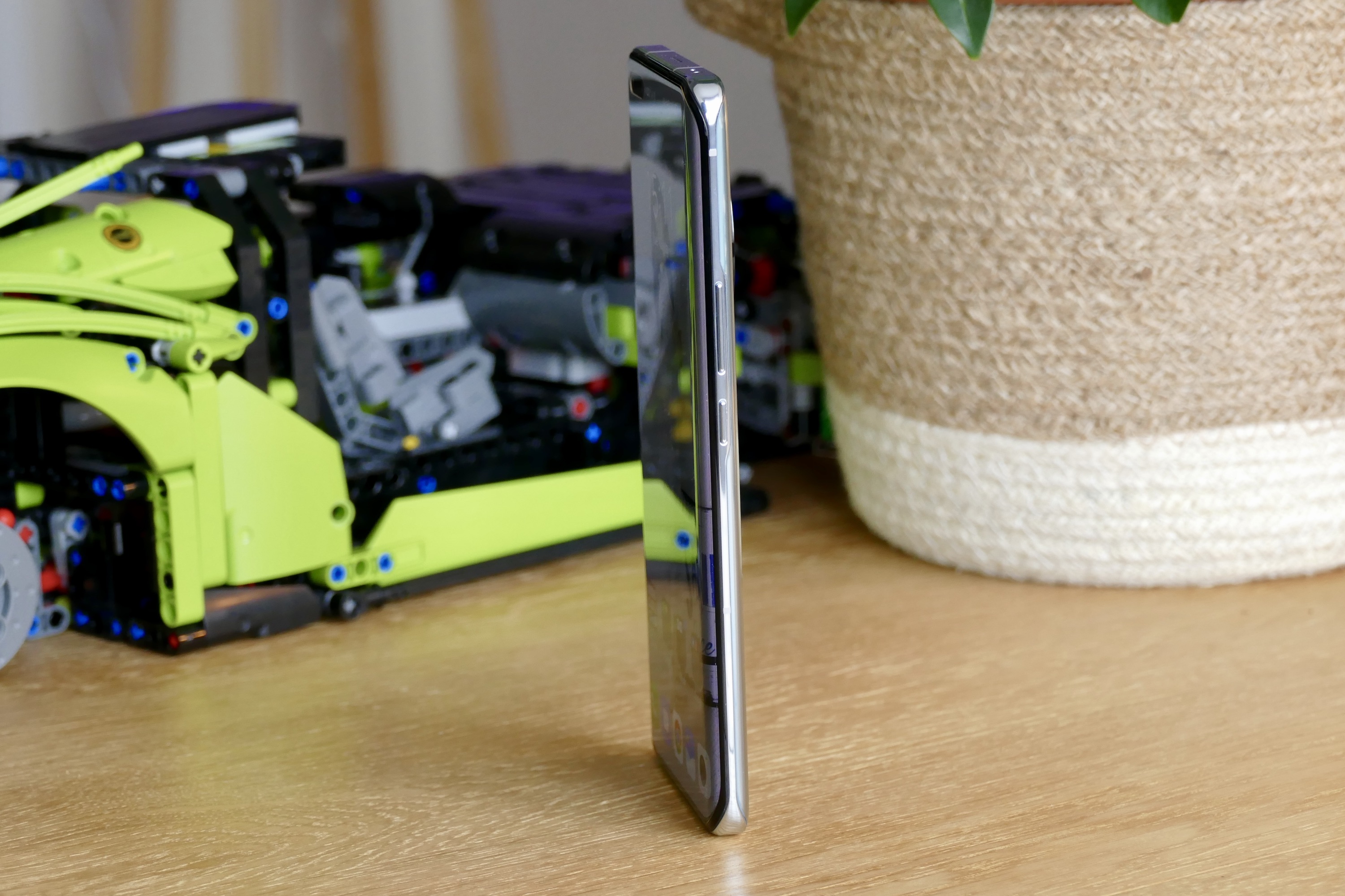 The side of the Honor Magic4 Pro, showing the volume buttons.