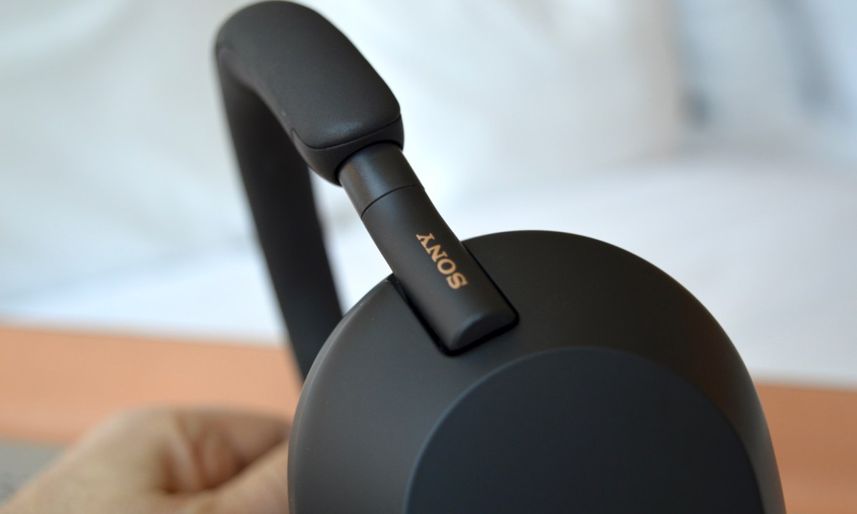 Sony WH-1000XM5.
