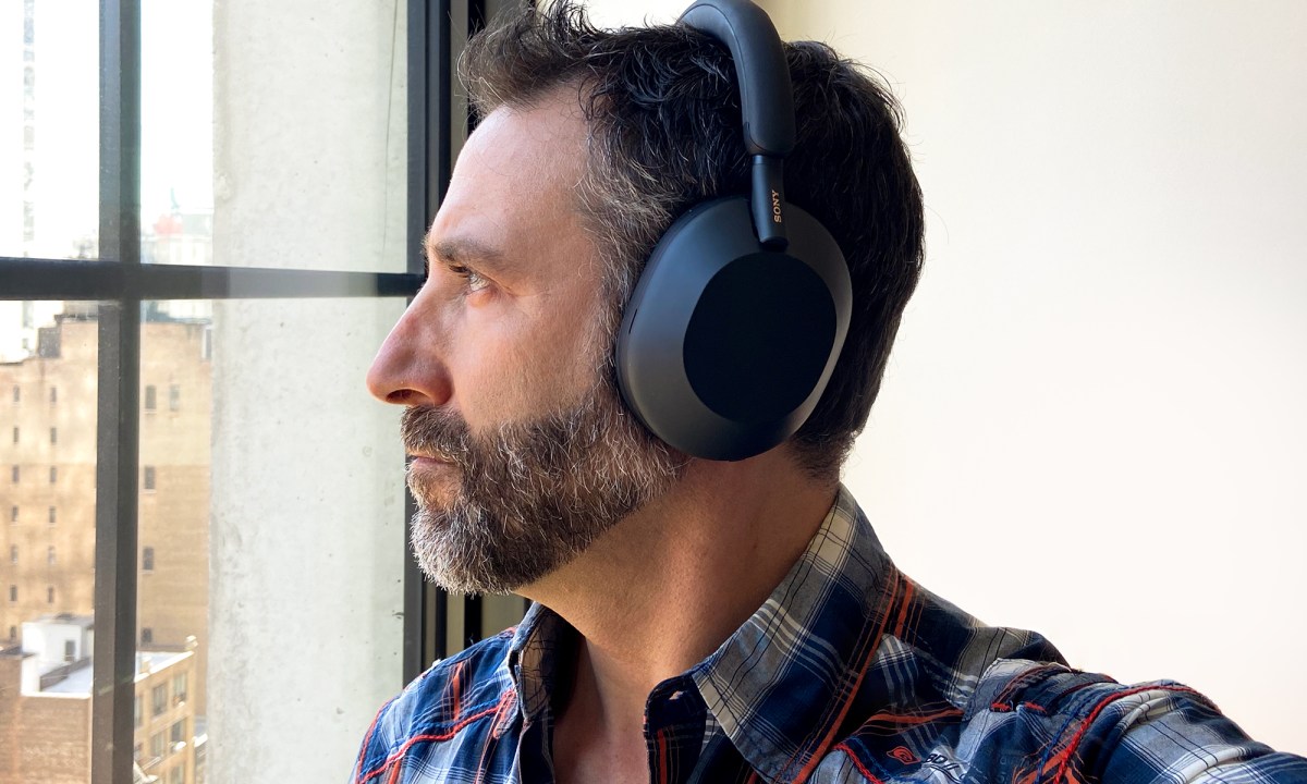A man wearing the Sony WH-1000XM5.