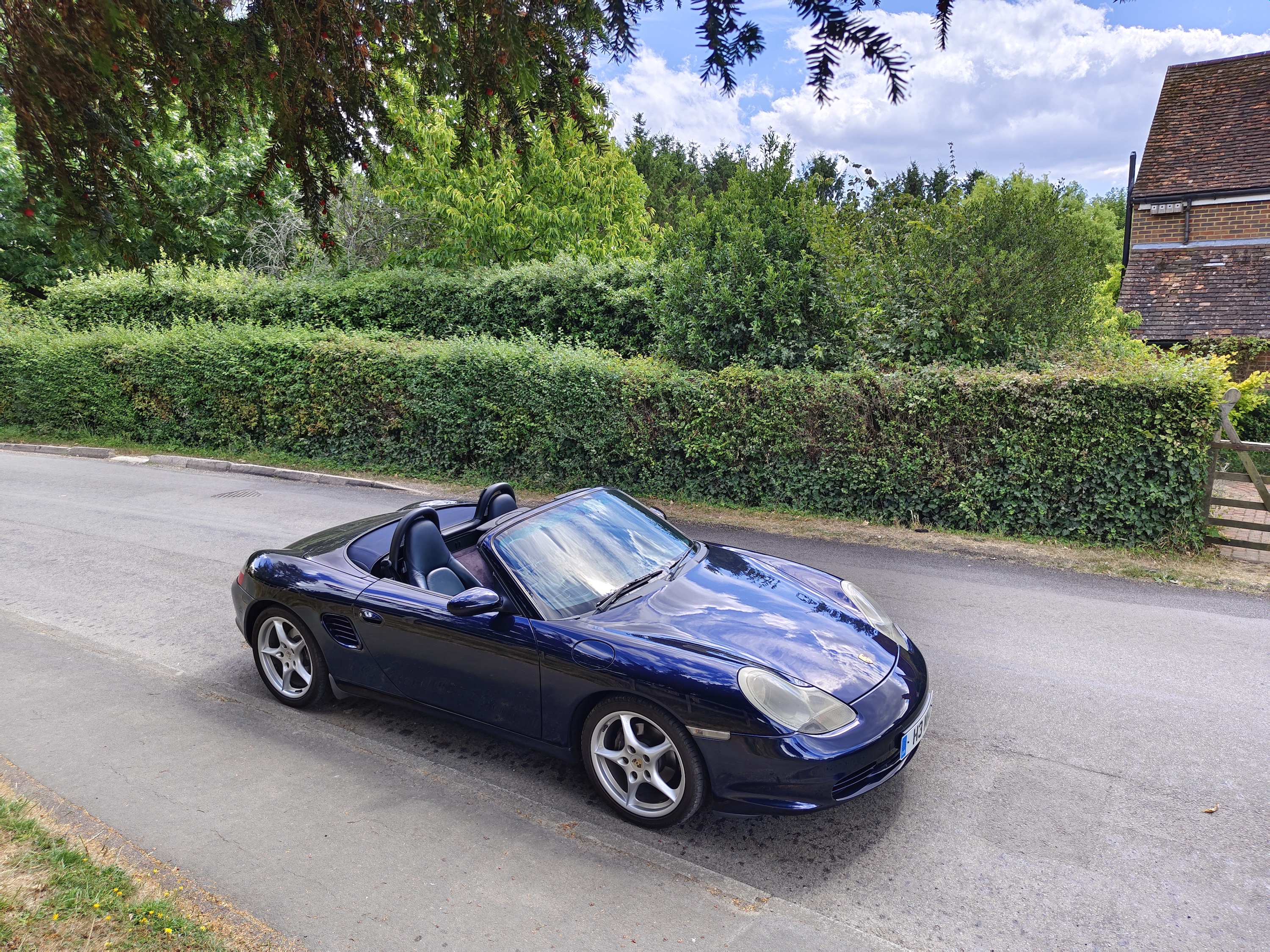 Photo of a car taken with the iQoo 9T.