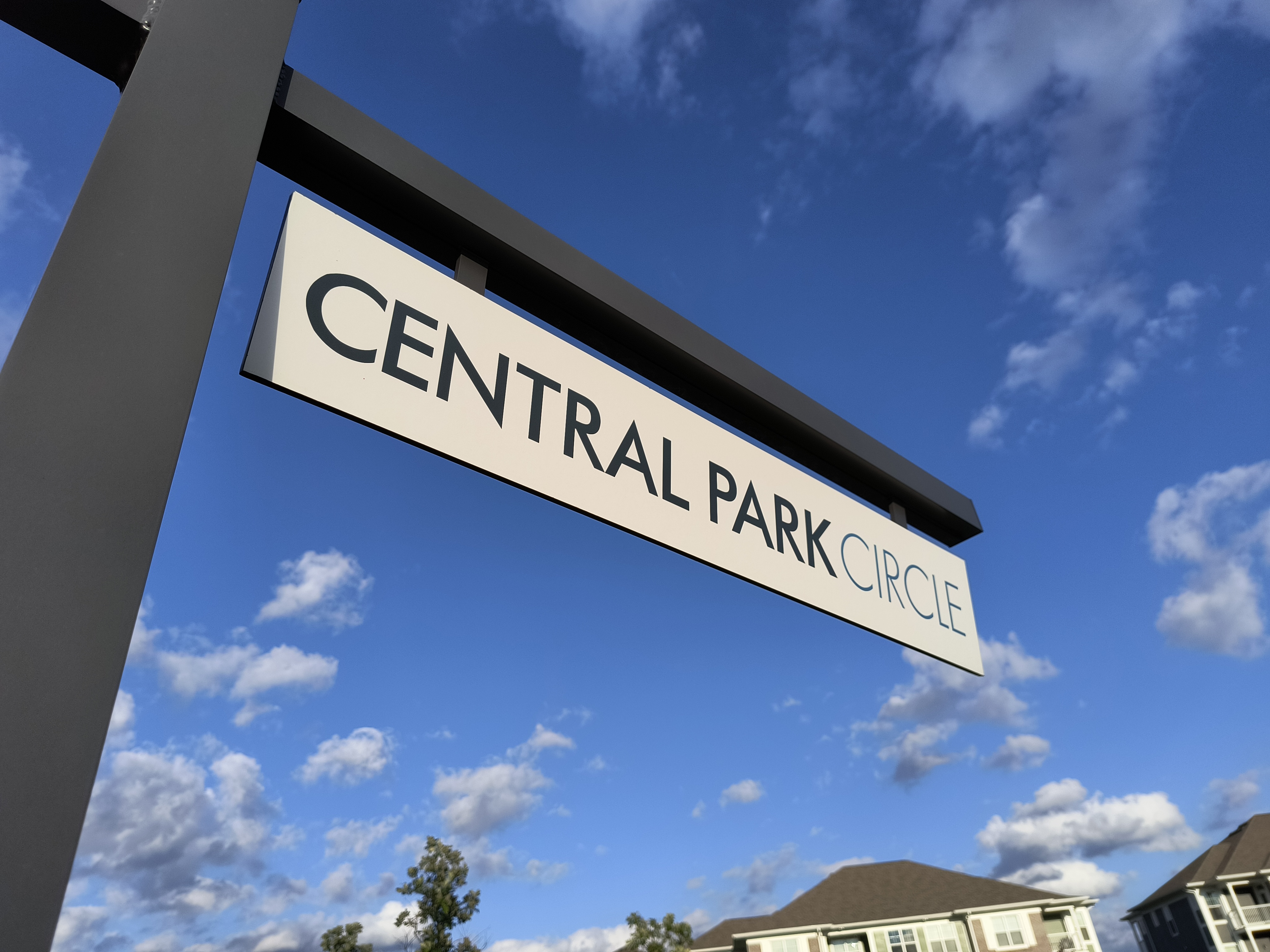 Camera sample of a street sign from the Motorola Edge (2022).