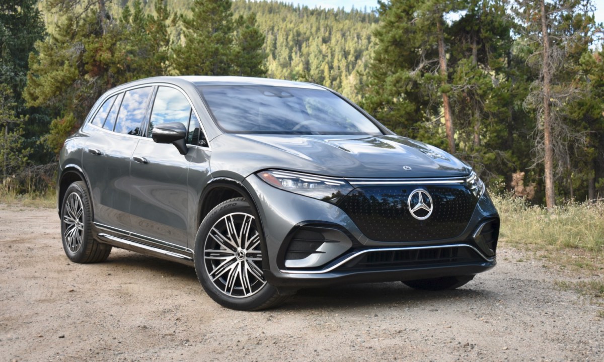 Front three quarter view of the 2023 Mercedes-Benz EQS SUV.