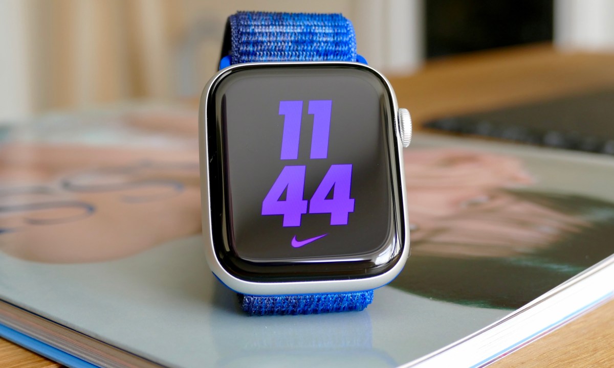 The Apple Watch SE 2 with Nike Bounce watch face.