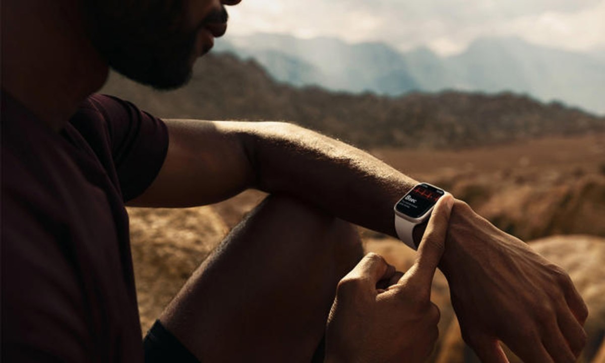 Man wearing an apple watch feat image.