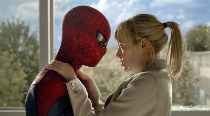 Spider-Man holds Gwen in The Amazing Spider-Man.