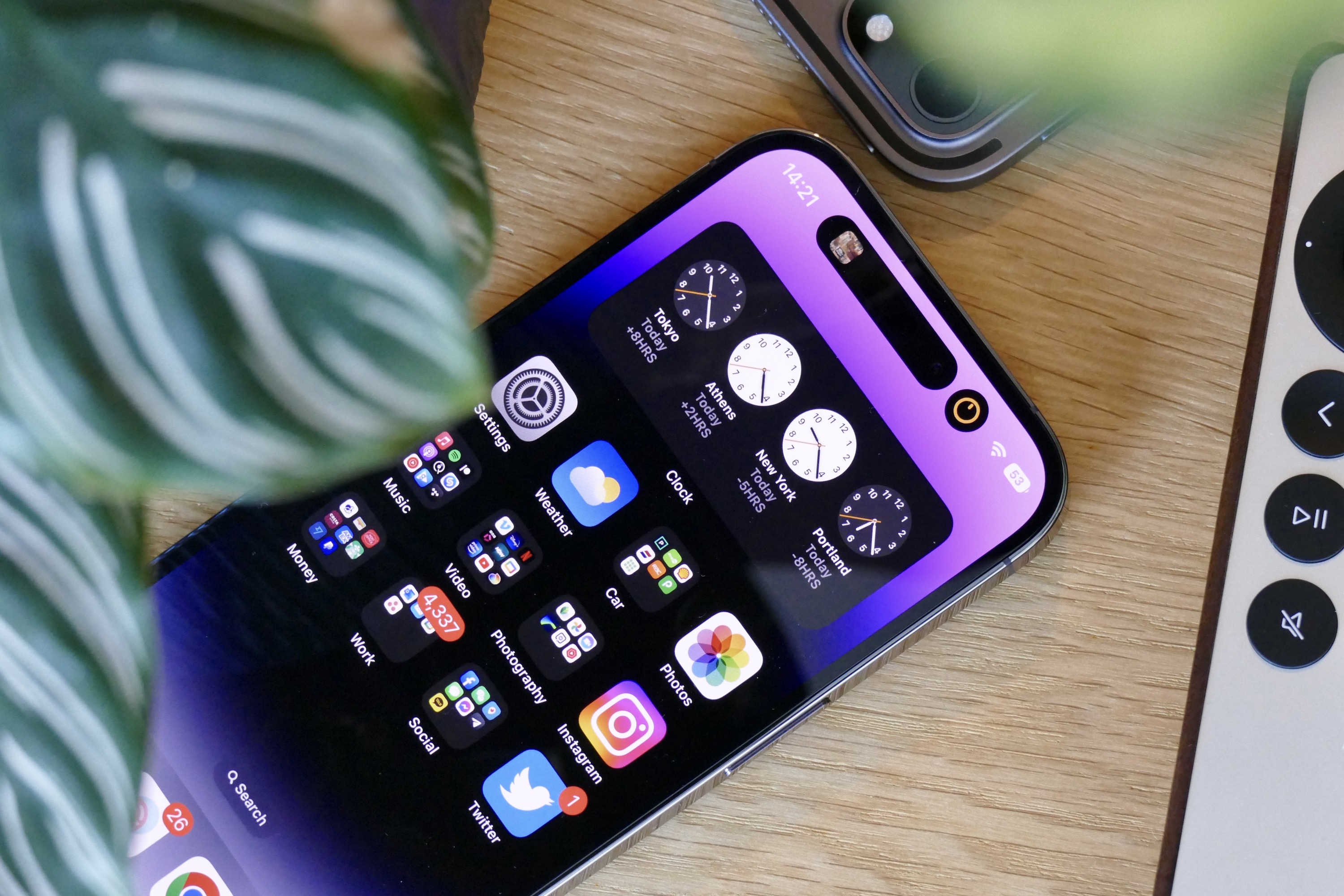 The iPhone 14 Pro's Dynamic Island showing the timer and music playing.