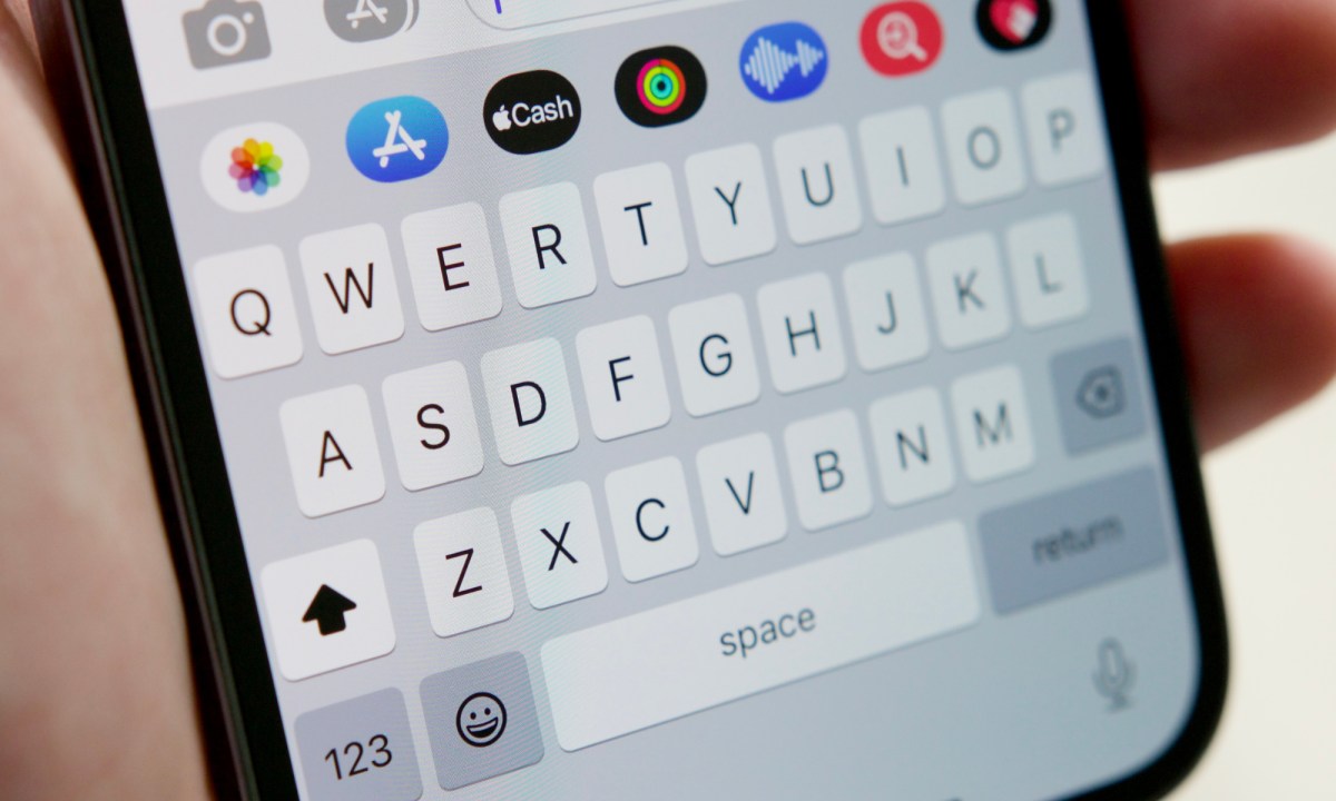 A keyboard on an iPhone running iOS 16.