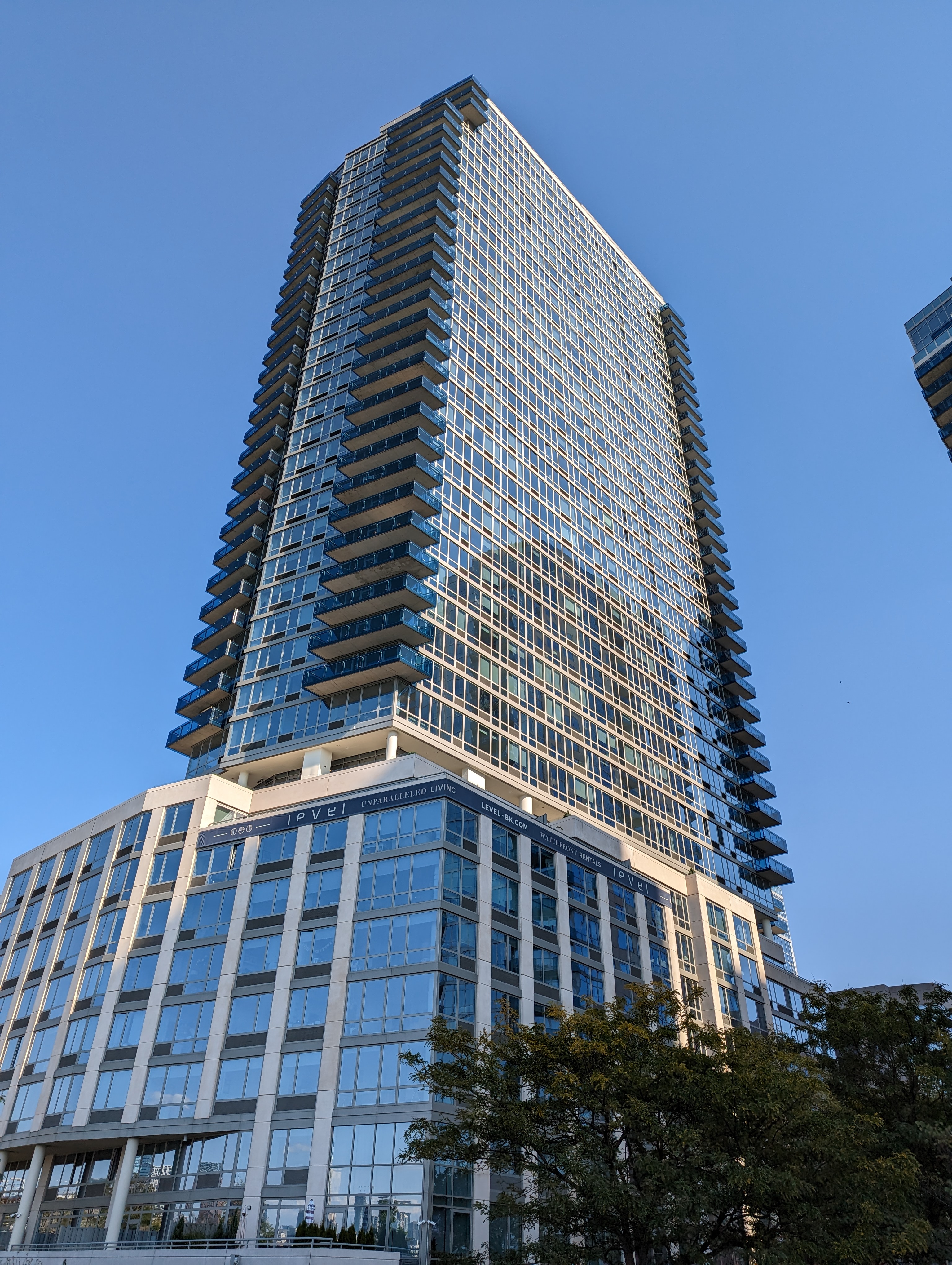 Photo of a skyscraper in Brooklyn, taken with the Pixel 7 Pro.