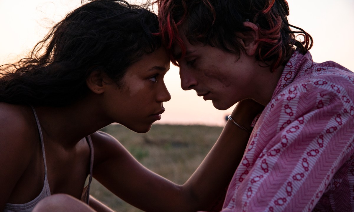Maren and Less press their heads together in Bones and All.