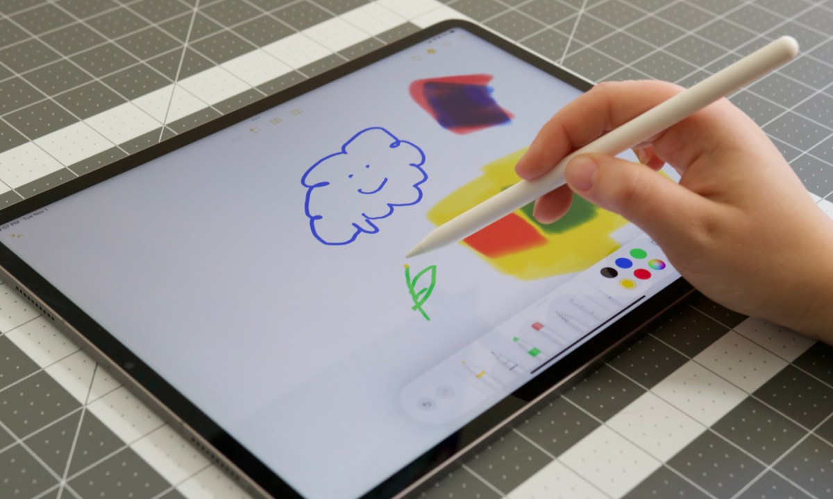 Drawing with the Apple Pencil on the iPad Pro (2022).