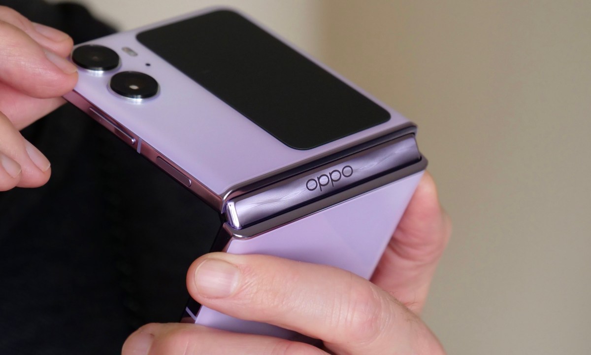 Opening the folded Oppo Find N2 Flip.