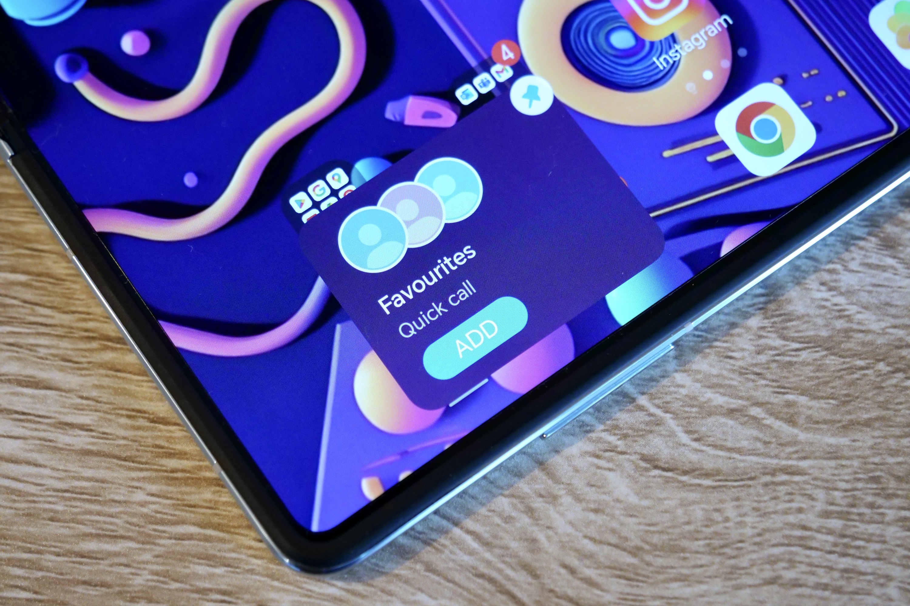 The Honor Magic Vs's app "peek" view.