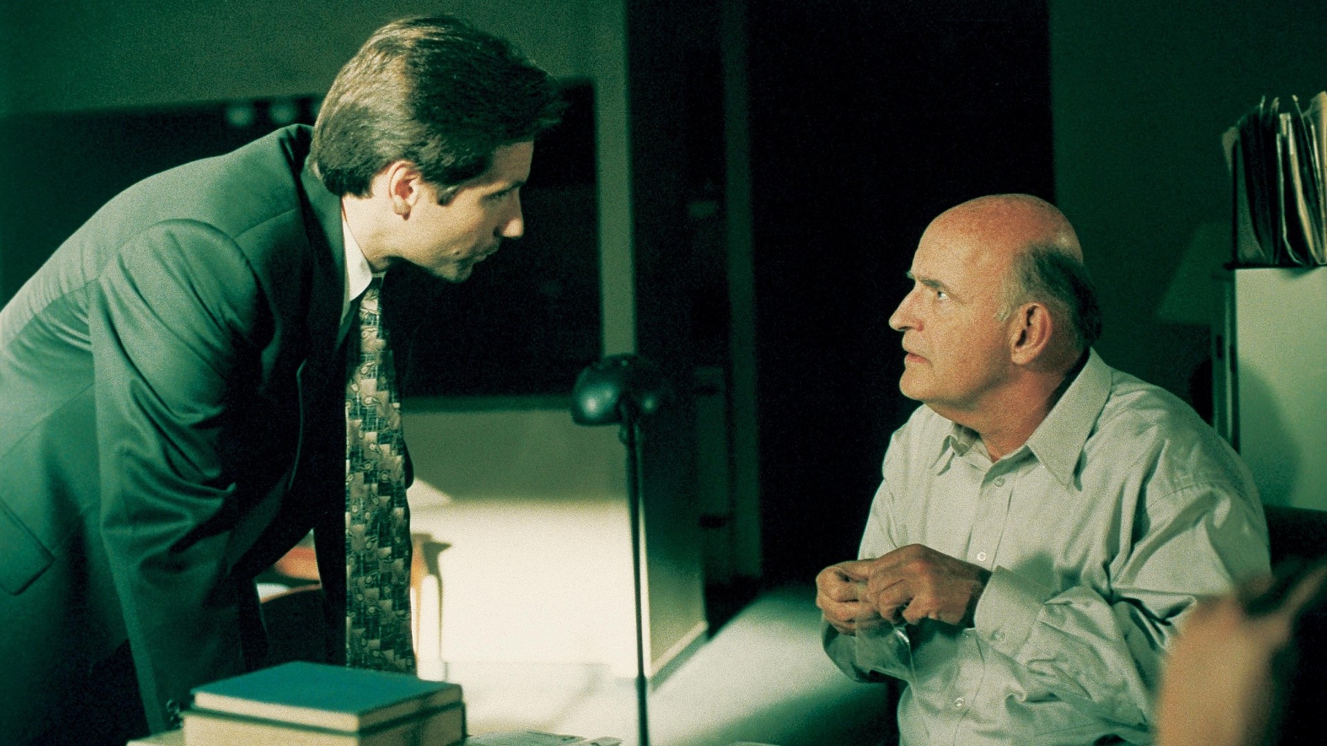 David Duchovny interrogates Peter Boyle