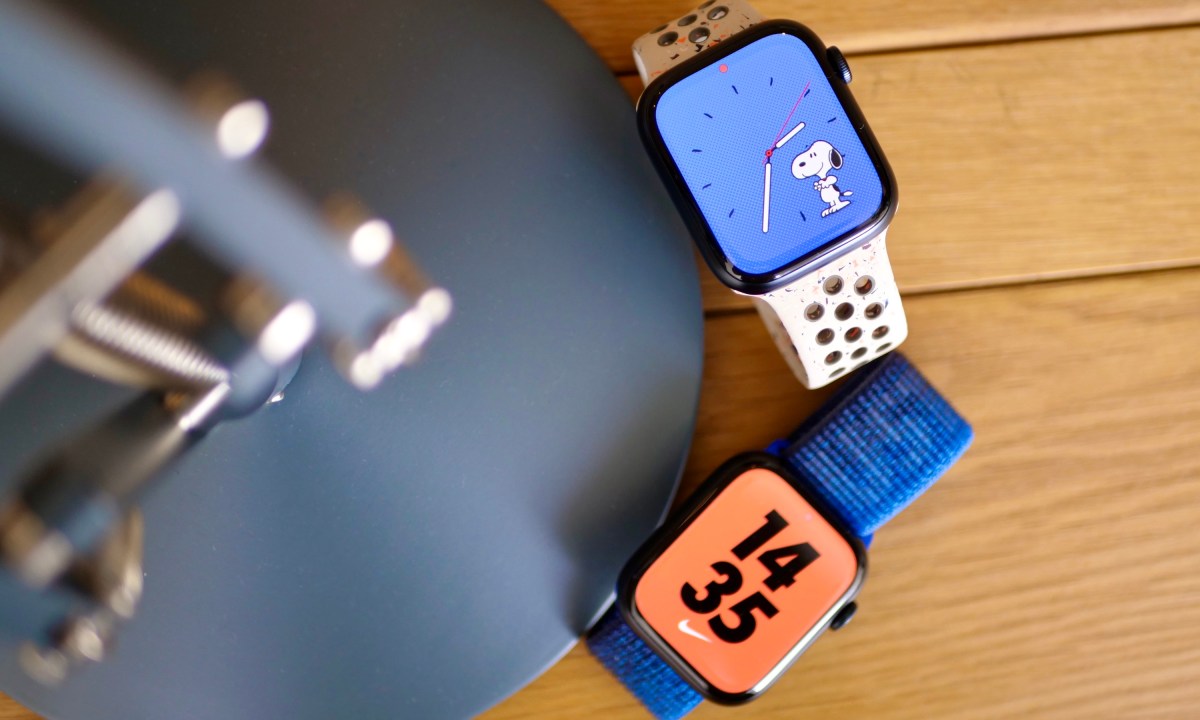 The Apple Watch Series 9 and Apple Watch Series 8 showing the screens.