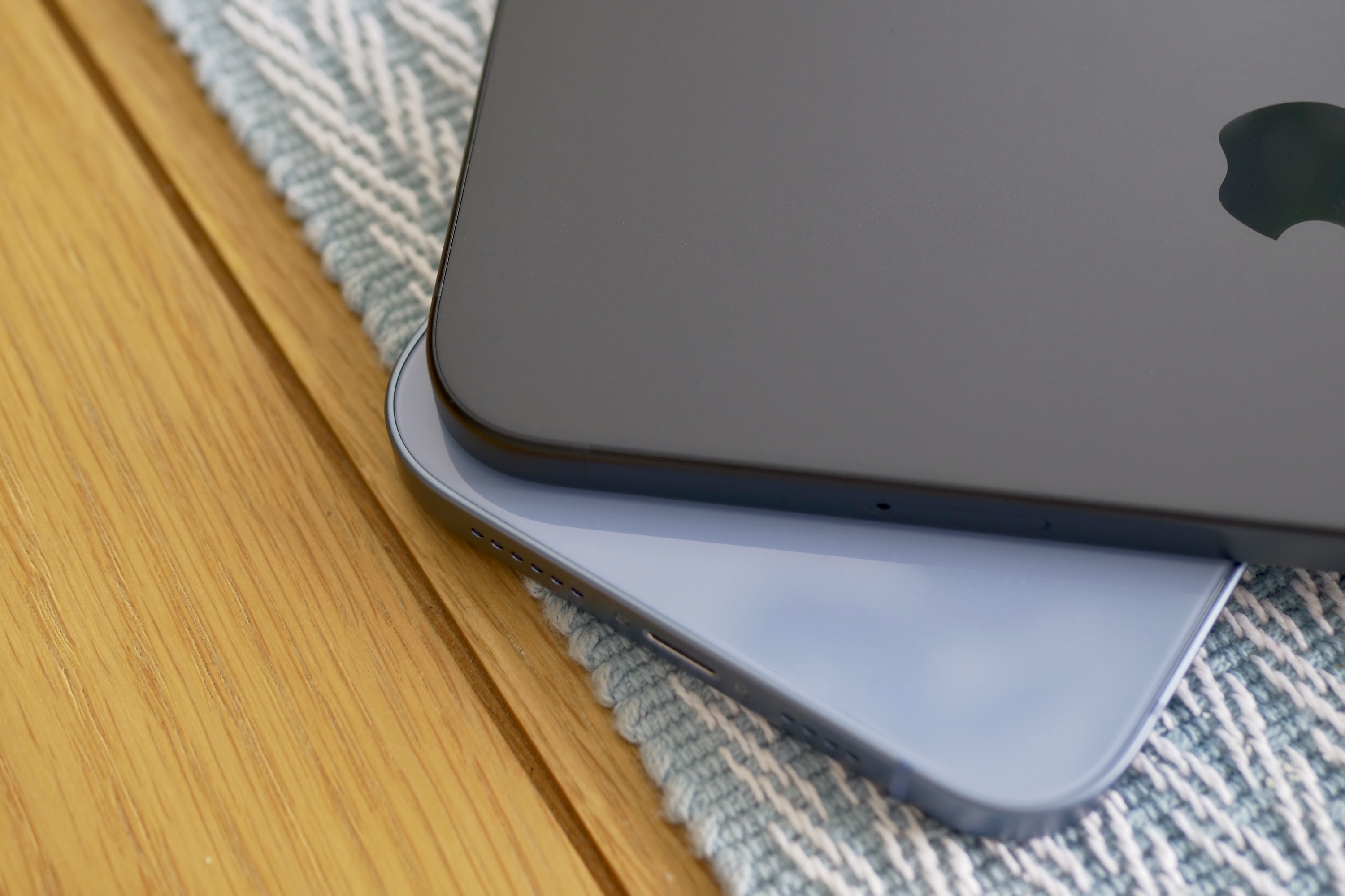 The difference between the shape of the iPhone 15 Plus's edge and the iPhone 14 Plus.