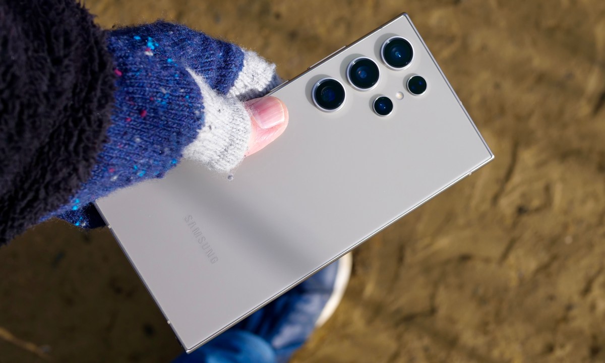 A person holding the Galaxy S24 Ultra.