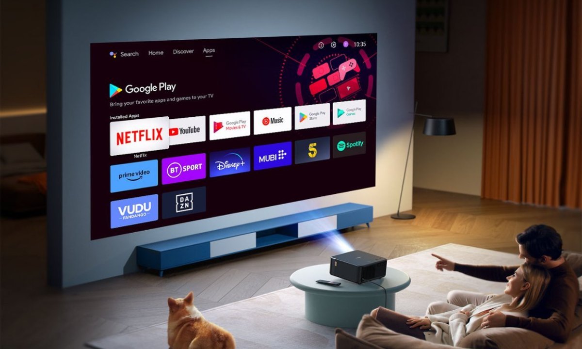 A family enjoys the Yaber 1080p projector.