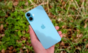 A person holding the Apple iPhone 16 Plus.