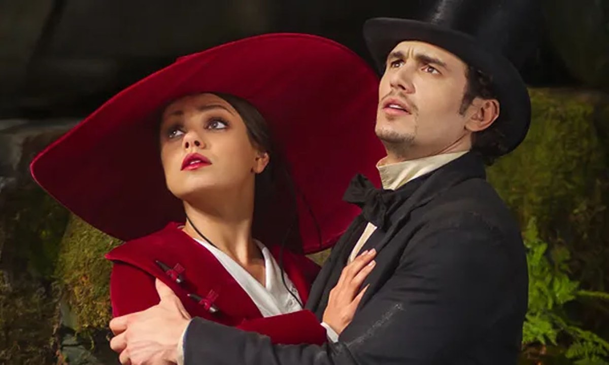 Mila Kunis and James Franco in Oz the Great and Powerful.