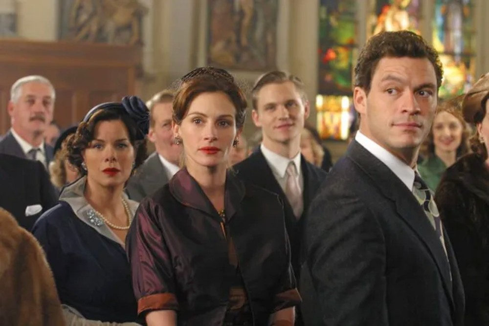 People look in a church in Mona Lisa Smile.