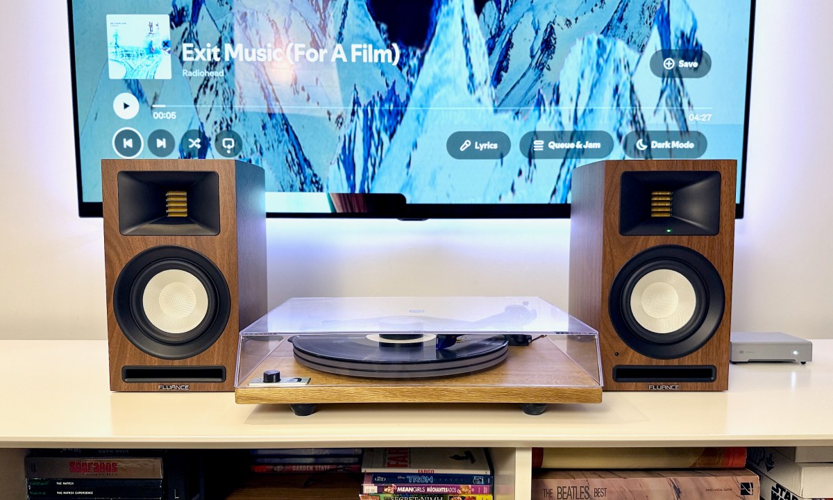 The Fluance Ri71 powered bookshelf speakers with a U-Turn turntable and TV.