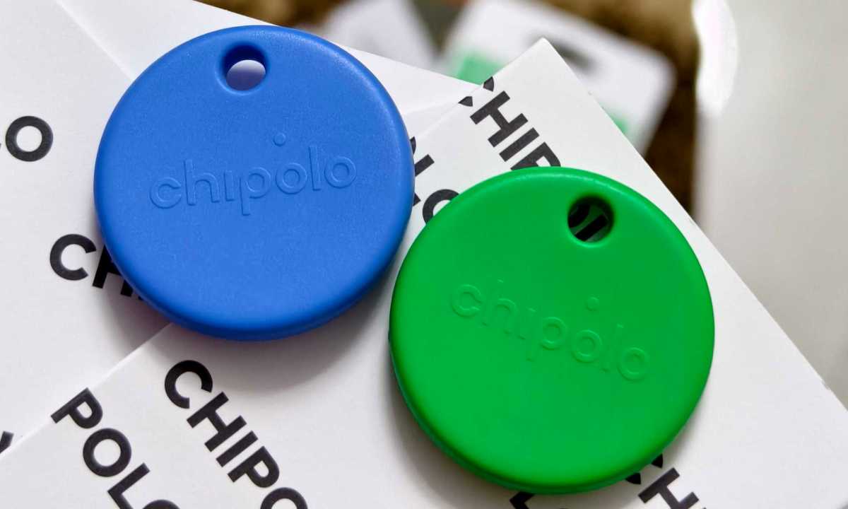 Chipolo Pop in blue and green colors.
