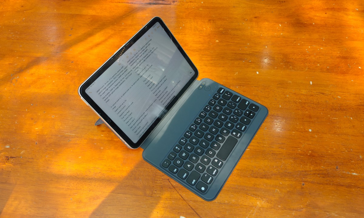 Editing notes using the HOU Keyboard for the iPad mini.